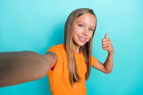 Selfie Närbild Foto Unga Preteen Söt Skolflicka Bära Orange Shirt — Stockfoto