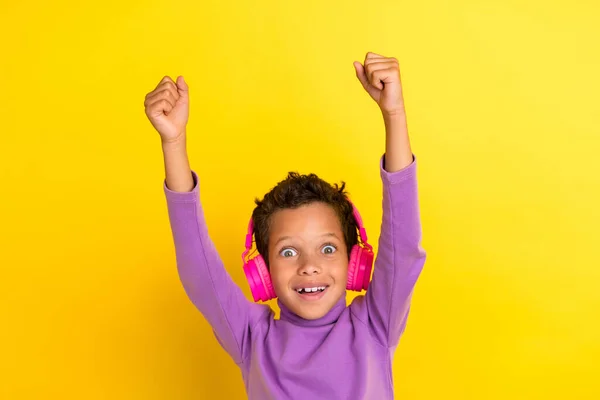 Neşeli Çocuğun Portresi Yumruklarını Kaldır Müziği Dinle Sarı Arka Planda — Stok fotoğraf