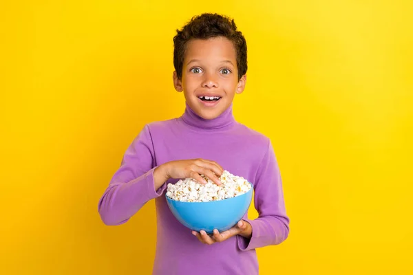 Portret Van Vrolijke Positieve Jongen Handen Houden Popcorn Plaat Tand — Stockfoto