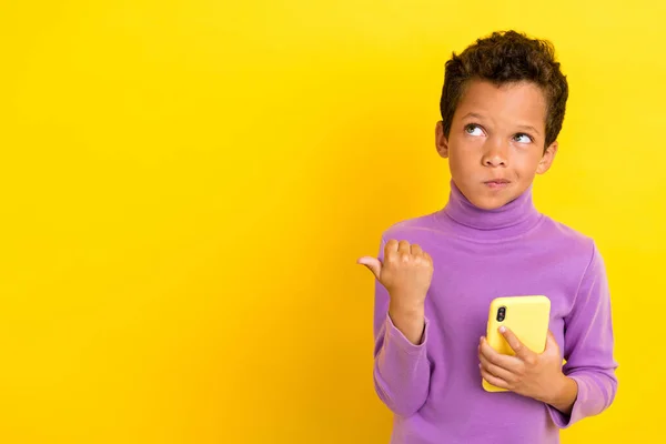 Zdjęcie Małego Ucznia Trzymać Telefon Wygląd Wskazują Kciuk Palec Puste — Zdjęcie stockowe