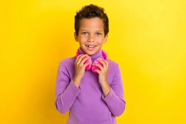Portret Zadowolonego Ucznia Zębate Uśmiech Dłonie Dotykać Słuchawki Izolowane Żółtym — Zdjęcie stockowe