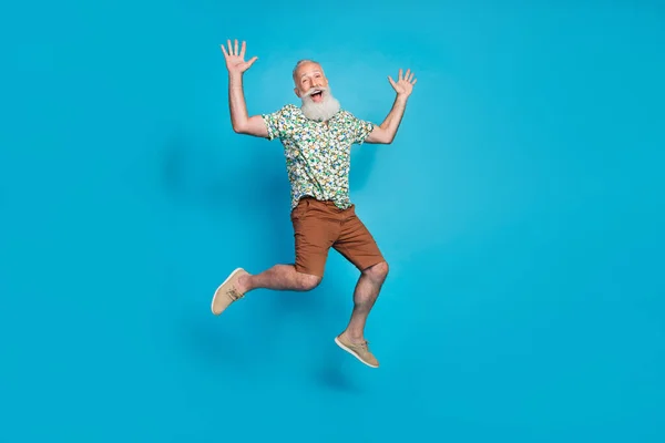 활동적 근심없는 점프하는 모습의 사이즈 사진은 파란색 배경에서 분리되어 재미를 — 스톡 사진