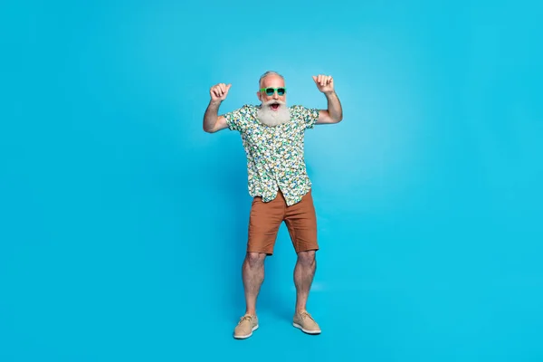 Ganzkörperlänge Foto Von Rentner Großvater Langen Bart Tragen Sumer Outfit — Stockfoto
