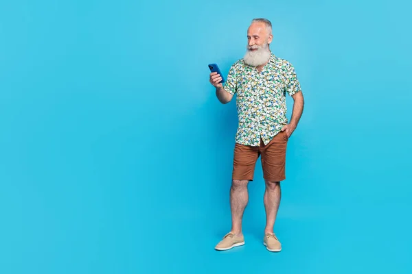 Helkroppsfoto Positiv Åldrad Person Använda Telefon Tomt Utrymme Isolerad Blå — Stockfoto