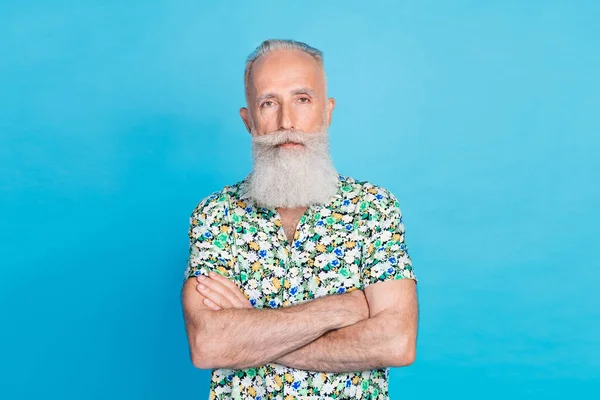 Gri Sakallı Emeklinin Yakın Plan Fotoğrafı Tropikal Gömlek Giyiyor Kollarını — Stok fotoğraf