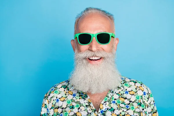 Foto Primer Plano Ancianos Sonrisa Excitada Positiva Usar Gafas Sol — Foto de Stock