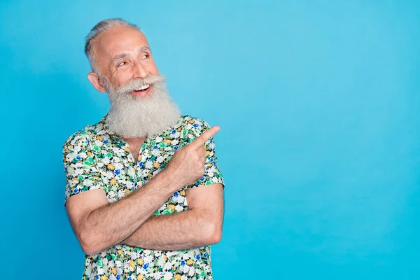 Portrét Veselý Starý Muž Vypadají Přímo Prst Prázdný Prostor Nabídka — Stock fotografie