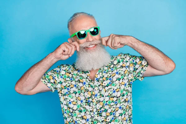 歳の年金受給者の閉鎖写真面白い祖父は 明るい青の色の背景に隔離されたサングラスタッチ口ひげTothy笑顔理髪店を着用 — ストック写真