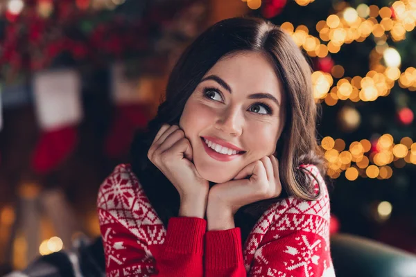 Foto Alegre Señora Positiva Usar Suéter Rojo Disfrutando Celebraciones Navidad — Foto de Stock