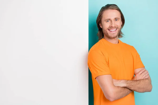 Fotografie Veselý Pozitivní Chlap Oblečený Oranžové Shirt Ramena Překročil Prázdný — Stock fotografie