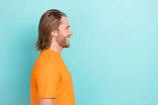 Zdjęcie Pozytywnego Zabawny Facet Ubrany Pomarańczowy Shirt Uśmiechnięty Patrząc Puste — Zdjęcie stockowe