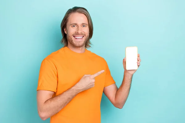 Photo Positive Mignon Homme Porter Orange Shirt Pointant Doigt Gadget — Photo