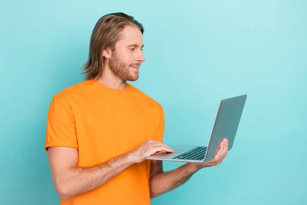 明るい正の男の写真は オレンジのTシャツチャットInstagramのTwitterのFacebookの空のスペース孤立ターコイズ色の背景を身に着けている — ストック写真