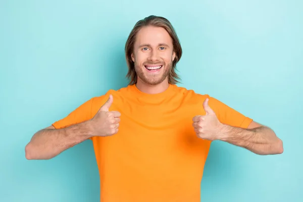 Foto Mladého Pohledného Vtipného Chlapa Nosit Oranžové Tričko Úsměvem Dobrou — Stock fotografie