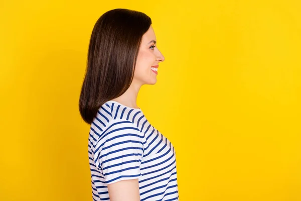 Profil Kenarı Fotoğrafı Güzel Görünümlü Bayan Boş Görünüyor Sarı Arkaplanda — Stok fotoğraf