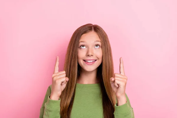 Retrato Chica Optimista Agradable Con Peinado Largo Vestido Verde Sudadera — Foto de Stock