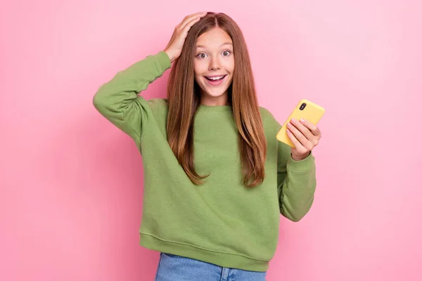 Retrato Chica Impresionada Sudadera Verde Mantenga Brazo Del Teléfono Inteligente — Foto de Stock