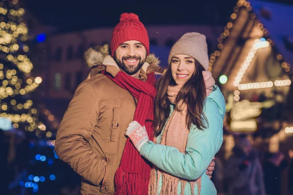 Güzel Esmer Çiftin Fotoğrafı Yeni Yıl Panayırında Kışlık Kalın Elbiseler — Stok fotoğraf