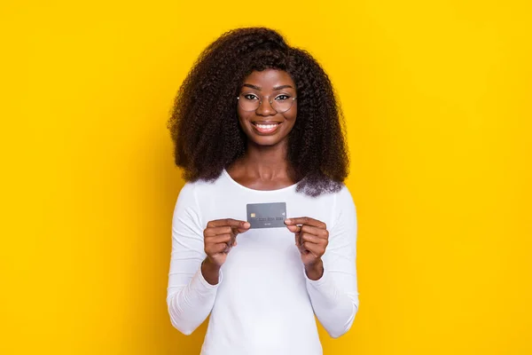Portret Wesołej Pani Ręce Trzymać Wykazać Plastikową Kartę Kredytową Izolowane — Zdjęcie stockowe