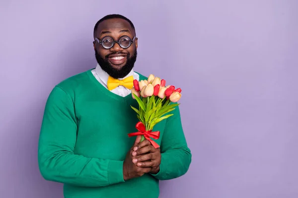 Portrét Legrační Pozitivní Muž Držet Čerstvé Květiny Zubatý Úsměv Prázdný — Stock fotografie