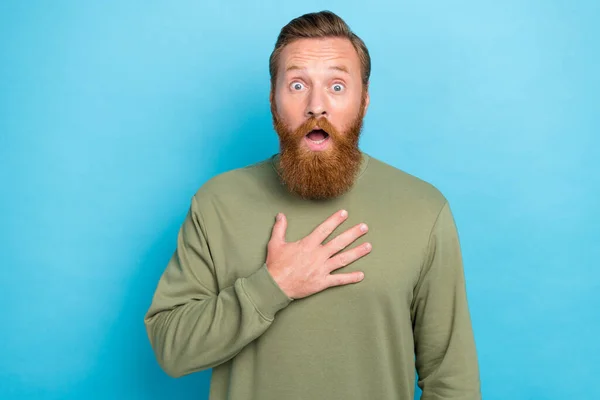 Foto Portret Van Aantrekkelijke Jonge Man Verbaasd Aanraking Borst Bang — Stockfoto