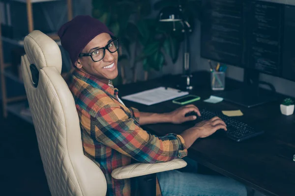 照片上快乐英俊的男人坐在椅子键盘上打字 在室内操作调试现代化的办公室 — 图库照片