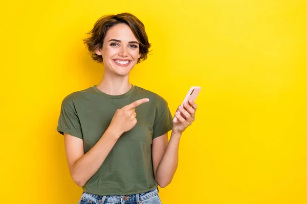 스타일의 긍정적 스러운 소녀의 사진노란 배경에 고립된 스마트폰에서 티셔츠를 — 스톡 사진