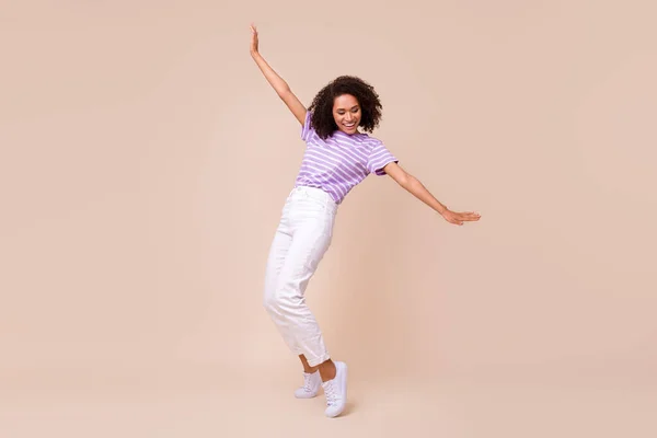 Foto Funky Adorable Chica Vestida Púrpura Camiseta Bailando Teniendo Divertido —  Fotos de Stock