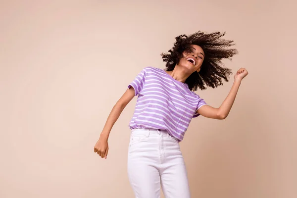Foto Señora Bastante Funky Usar Camiseta Violeta Divertirse Bailando Espacio —  Fotos de Stock