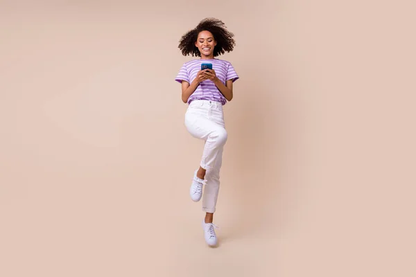 Foto Longitud Completa Encantadora Chica Dulce Vestida Púrpura Camiseta Saltando —  Fotos de Stock