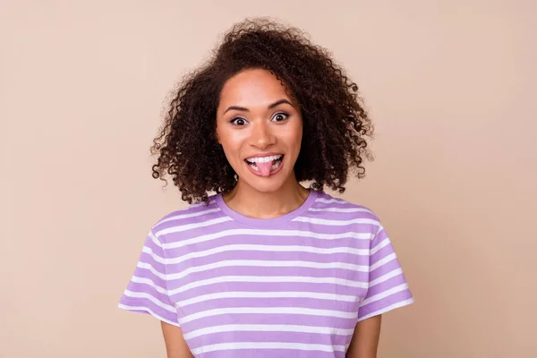 Foto Divertida Señora Funky Desgaste Violeta Camiseta Sonriente Mostrando Lengua — Foto de Stock