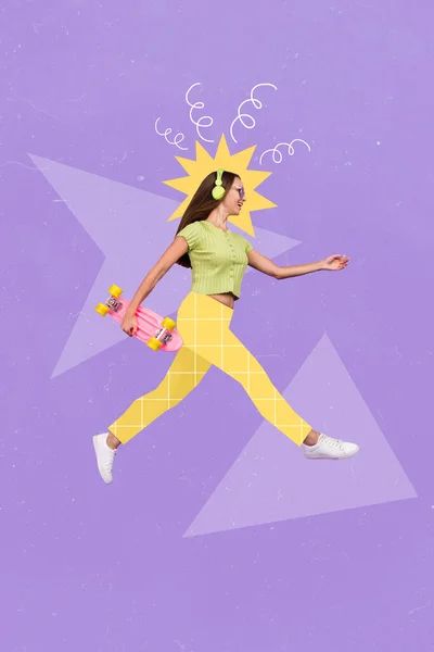 コラージュ側のプロフィール写真の若い正のスポーティな女性のアイデアどのように過ごす彼女の夏のホールドスケートボードは 紫色の背景に隔離されたヘッドフォンを聞く — ストック写真