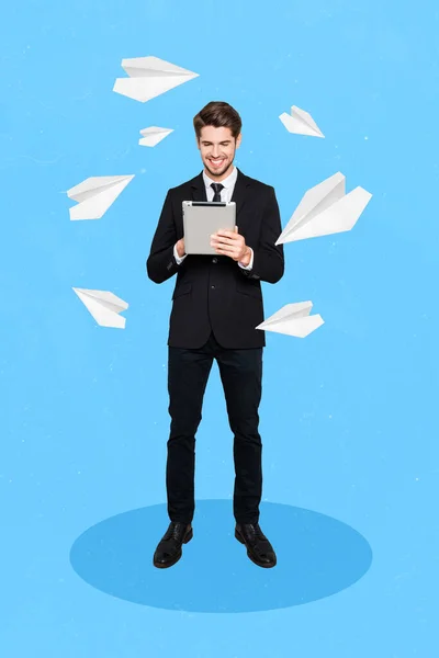 Pionowy Kolaż Obraz Człowieka Korporacyjnego Trzymać Używać Tabletki Latające Samoloty — Zdjęcie stockowe