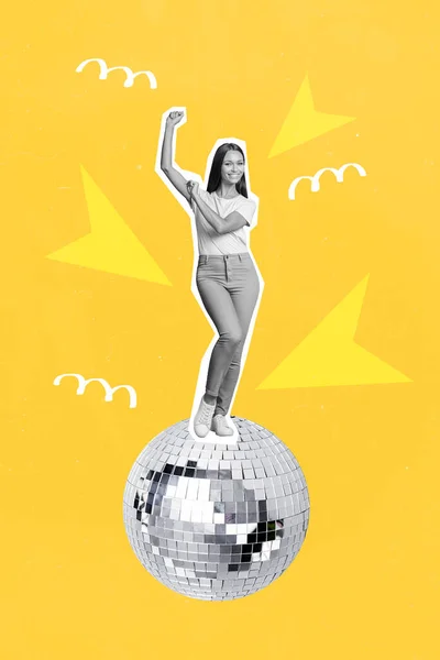 興奮陽気な女の子の垂直コラージュイメージ黒白の色は巨大なディスコボールを踊ります孤立した上に描かれた黄色の背景 — ストック写真