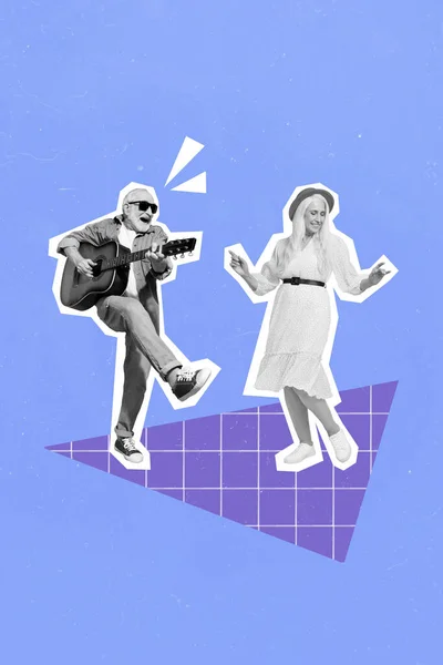 파란색 배경에서 고립된 기타를 나이든 남자가 춤추고 재미있는 노인을 콜라주 — 스톡 사진