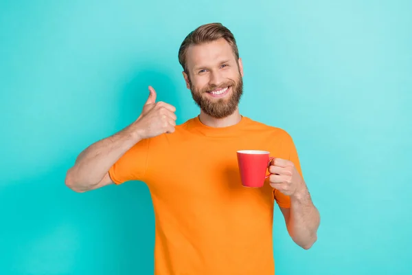 Φωτογραφία Του Θετικού Άντρα Καφέ Hairstyle Πορτοκαλί Shirt Που Δείχνει — Φωτογραφία Αρχείου