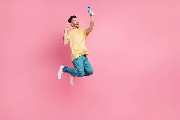 面白いファンキーな男の完全な長さの写真通信コール高速4G接続手V Signピンク色の背景に隔離 — ストック写真