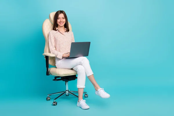 기사보기 길이의 귀여운 사업가가 의자에 미소를 배경에 고립된 노트북 업자빈 — 스톡 사진