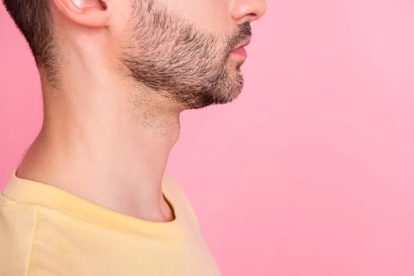 Yan Profil Kesilmiş Ciddi Pozitiflerin Şık Saç Kesimi Sarı Tişört — Stok fotoğraf