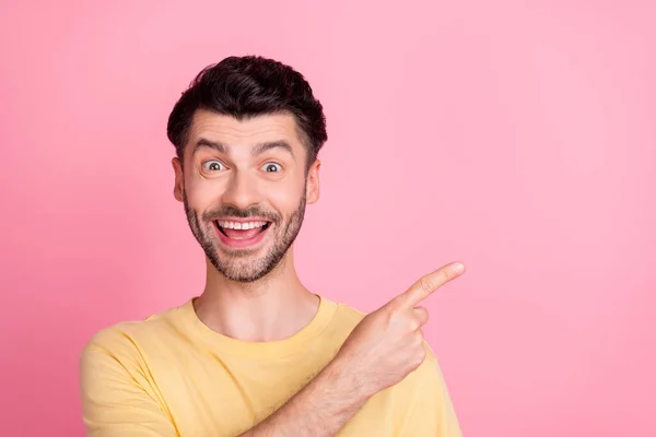 Havalı Saç Kesimi Olan Mutlu Çılgın Bir Adamın Portresi Sarı — Stok fotoğraf