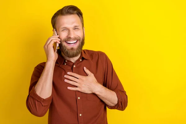 Neşeli Pozitif Bakımlı Erkeksi Şık Kıyafetli Telefon Eli Göğsü Boş — Stok fotoğraf