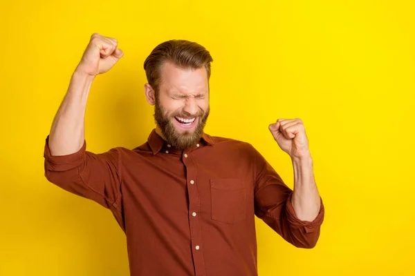 Портрет Безтурботного Задоволеного Чоловіка Чоловічою Бородою Носить Бордову Сорочку Крик — стокове фото