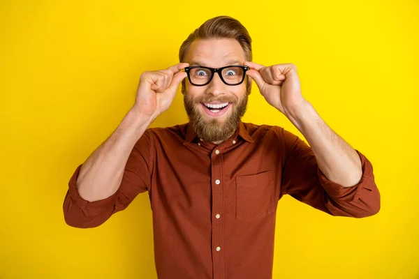 Fotografie Funky Cool Overjoyed Muž Nosit Brýle Oblečené Trendy Hnědé — Stock fotografie