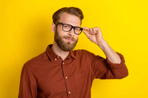 턱수염에 부르군 셔츠를 노란색 배경에 고립되어 쾌활하고 잘생긴 남자의 — 스톡 사진