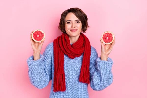 Portrét Rozkošné Pozitivní Dáma Držet Dvě Poloviny Grapefruit Organické Eko — Stock fotografie