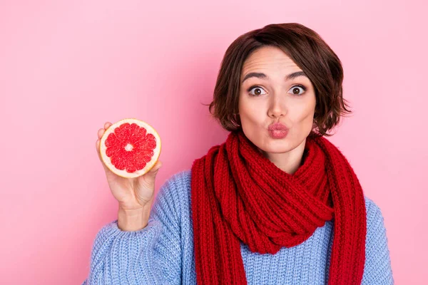 Портрет Чарівної Людини Поцілунок Губ Тримає Половину Грейпфрута Органічне Харчування — стокове фото