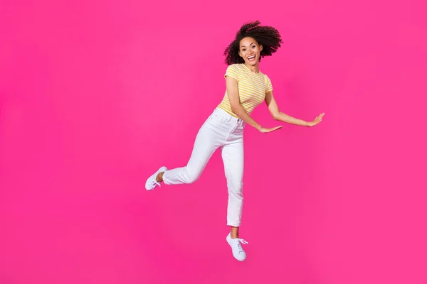 Teljes Hosszúságú Fotó Aranyos Fiatal Táncos Jumper Izgatott Értékesítés Kopás — Stock Fotó