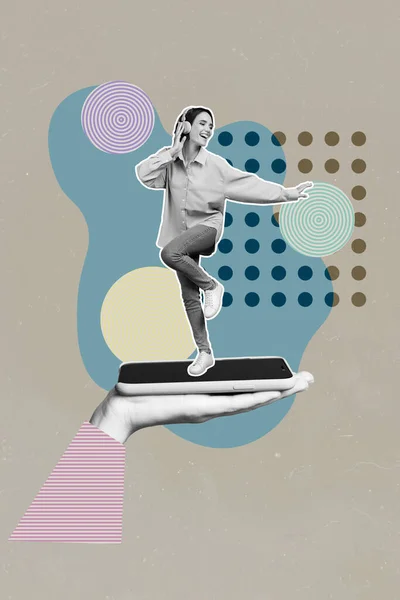 垂直創造的な写真イラストコラージュの愛らしい面白いファンキーな女の子ダンスの手の上に電話で隔離された灰色の色の背景 — ストック写真