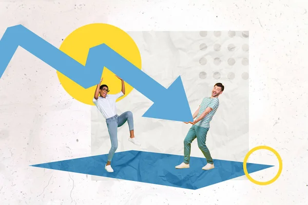 2人の男の女性の画像広告コラージュ大きな青い矢印を保持している背景を描く上で危機金融の失敗 — ストック写真