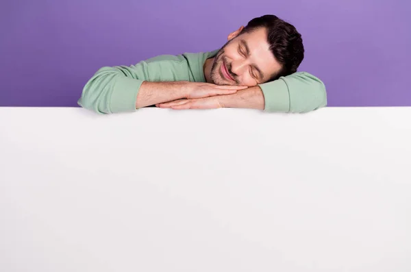 Foto Portret Van Aantrekkelijke Jongeman Leunend Slapende Witte Poster Ruimte — Stockfoto
